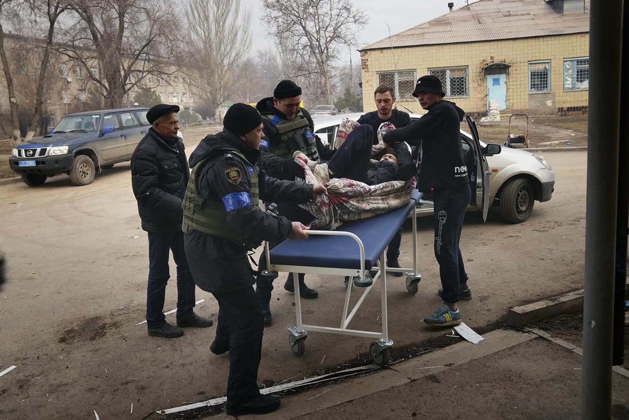 Une homme blessé à Marioupol. [Keystone - AP Photo/Evgeniy Maloletka]