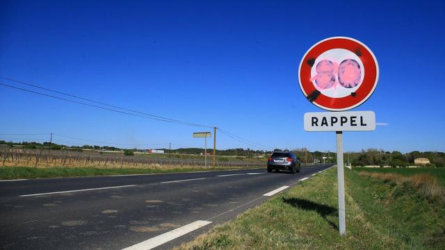 Un panneau dégradé sur les bords d'une départementale dans l'Hérault. [Hans Lucas via AFP - Nicolas Guyonnet]