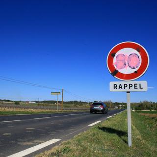 Un panneau dégradé sur les bords d'une départementale dans l'Hérault. [Hans Lucas via AFP - Nicolas Guyonnet]