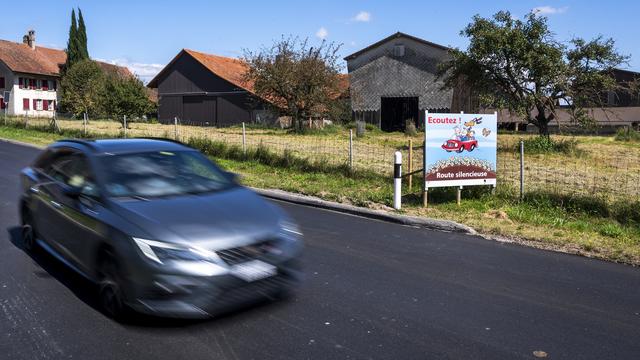 Le canton de Berne poursuit ses efforts d'insonorisation sur les tronçons routiers en misant sur les revêtements phonoabsorbants, comme sur cette route de Frasses, dans le canton de Fribourg. [Keystone - Jean-Christophe Bott]