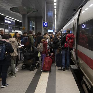 L'ensemble de la circulation des trains a été interrompue dans le nord de l'Allemagne après le "sabotage" de câbles de télécommunications. [Keystone/DPA - Paul Zinken]