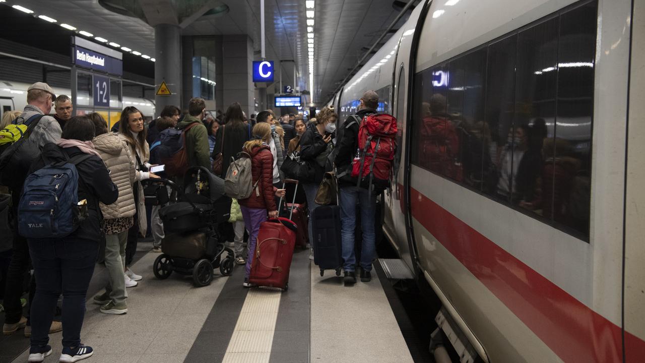 L'ensemble de la circulation des trains a été interrompue dans le nord de l'Allemagne après le "sabotage" de câbles de télécommunications. [Keystone/DPA - Paul Zinken]