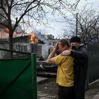 4 mars 2022, Irpin, près de Kiev: un propriétaire devant sa maison en feu après avoir été touchée par un obus. [AFP - Aris Messinis]