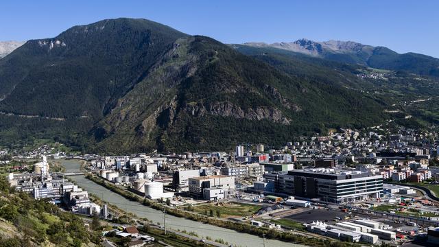 Une vue de la ville de Viège (VS) avec le site de Lonza au premier plan. [Keystone - Jean-Christophe Bott]