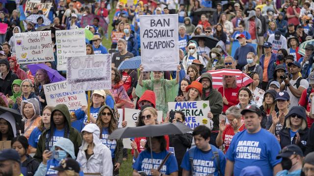 Des manifestants réclamant un durcissement de la législation sur les armes à feu réunis à Washington le 11 juin 2022. [Keystone - AP Photo/Gemunu Amarasinghe]