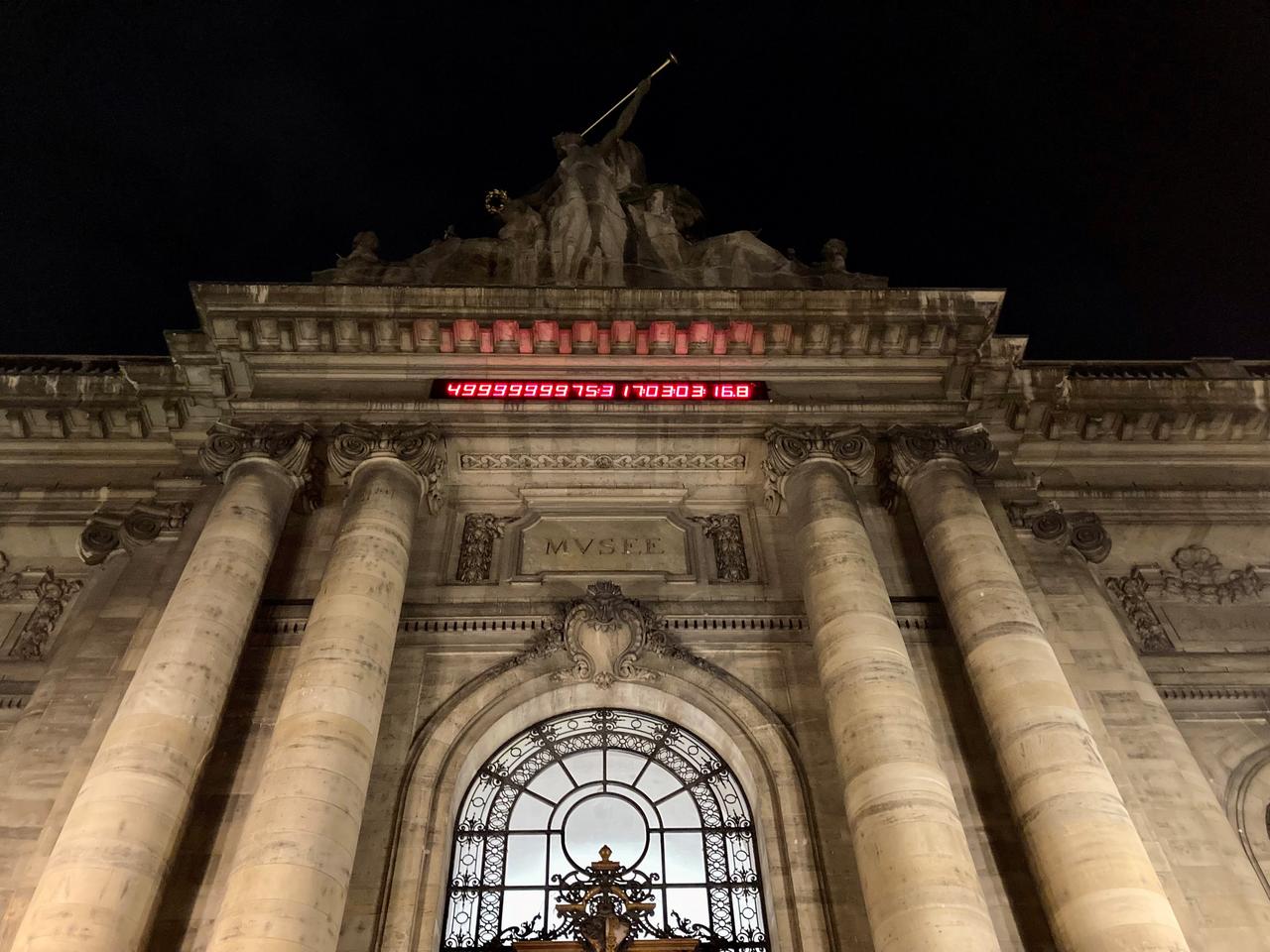 Sur le fronton du Musée d'Art et d'Histoire de Genève, une œuvre de Gianni Motti qui décompte le temps qu'il reste avant l'implosion du Soleil. Photo prise le 17 février 2022. [RTS - Stéphanie Jaquet]