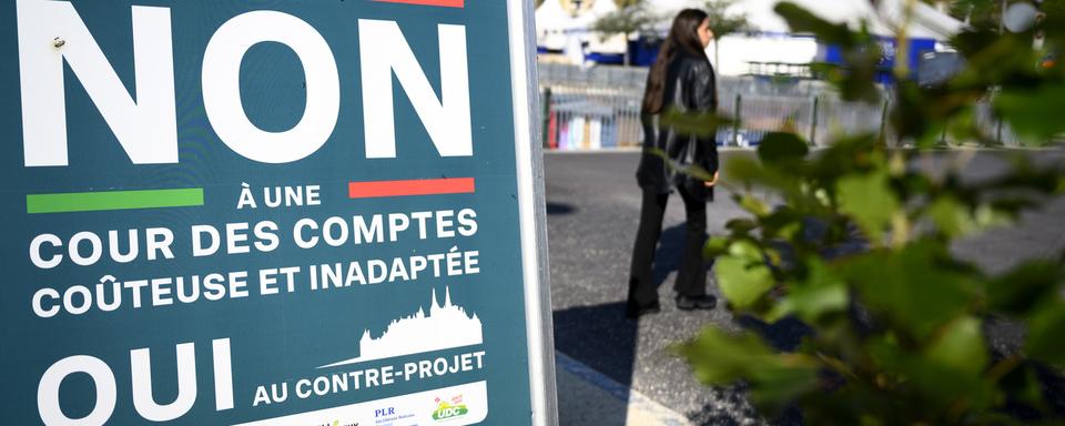 Des affiches invitant à voter non pour la création d'une Cour des comptes sont photographiées le jeudi 28 avril 2022 à Neuchâtel. [KEYSTONE - Laurent Gillieron]