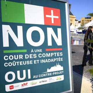 Des affiches invitant à voter non pour la création d'une Cour des comptes sont photographiées le jeudi 28 avril 2022 à Neuchâtel. [KEYSTONE - Laurent Gillieron]
