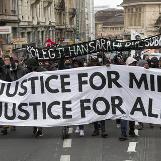 Des manifestants anti racistes et contre les violences policières défilent dans les rues de Lausanne samedi 2 avril 2022. [Keystone - Jean-Guy Python]