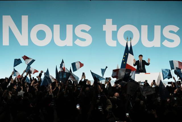 Emmanuel Macron va devoir cette fois-ci "descendre parmi la plèbe". [AP/Keystone - Thibault Camus]