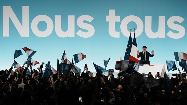 Emmanuel Macron va devoir cette fois-ci "descendre parmi la plèbe". [AP/Keystone - Thibault Camus]