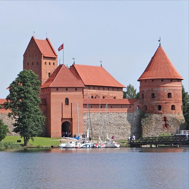 Château de Trakai (Lituanie), à une trentaine de kilomètres de Vilnius. Construit à la fin du XIVe siècle, ces bâtiments fortifiés étaient un système défensif contre les chevaliers Teutoniques. Les Lituaniens étaient alliés aux Polonais contre ces chevaliers envahisseurs. [flickr - Jean-Pierre Dalbéra]