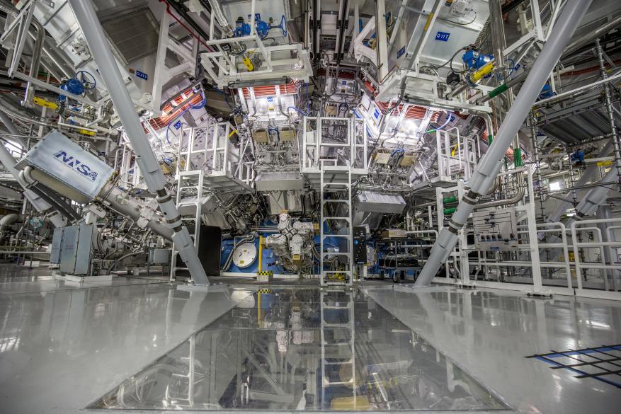 La chambre cible ("target chamber" en anglais) de la National Ignition Facility du LLNL, où 192 faisceaux laser ont délivré plus de 2 millions de joules d'énergie ultraviolette à une minuscule pastille de combustible pour créer un allumage par fusion, le 5 décembre 2022. [llnl.gov - NIF]