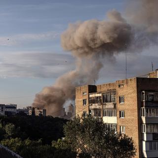 De la fumée s'élève suite à des frappes aériennes russes dans le quartier Shevchenkivskiy de Kyiv (Kiev), en Ukraine, le 26 juin 2022. [EPA/KEYSTONE - Roman Pilipey]