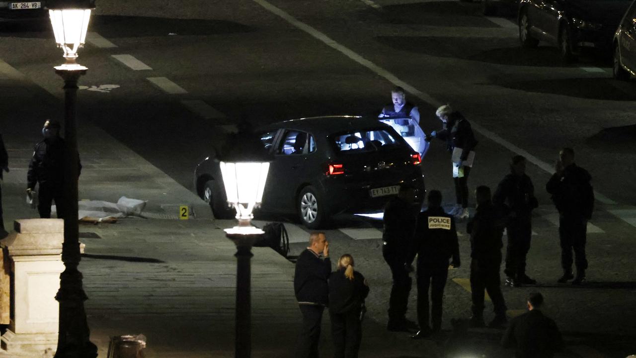 Deux personnes ont été tuées et une blessée dans la nuit de dimanche à lundi en plein centre de Paris, après des tirs de policiers visant un véhicule. [Ludovic Marin]