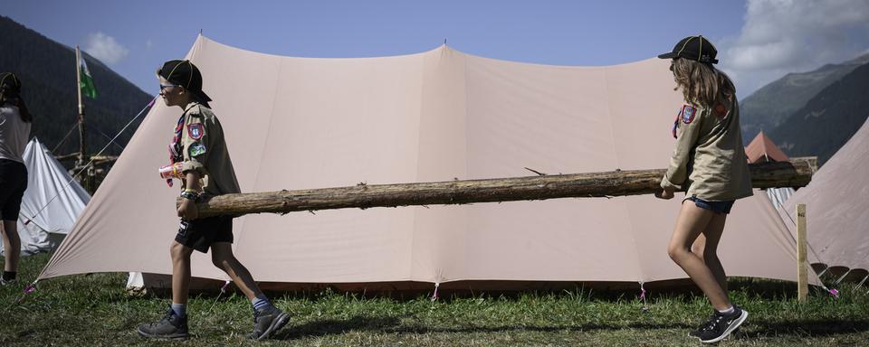 Des scouts lors du camp fédéral mova dans la vallée de Conches en 2022. [Keystone - Gabriel Monnet]