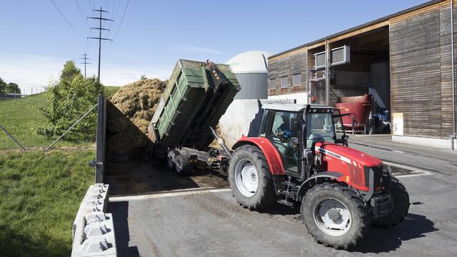 Un agriculteur décharge du fumier dans une usine de production de biométhane à Hüneberg, dans le canton de Zoug. [Keystone - Gaëtan Bally]