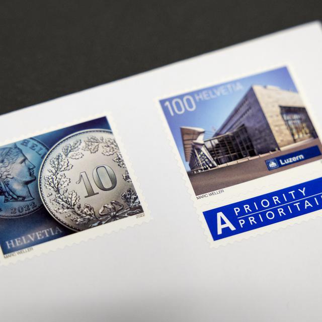 Un timbre pour un courrier prioritaire coûte désormais 10 centimes de plus. [Keystone - Peter Klaunzer]