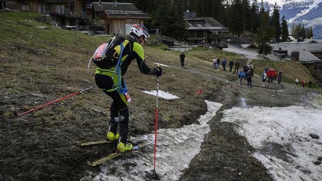 Le ski cristallise des tensions en raison de son coût énergétique et écologique. Image d'illustration. [Keystone - Anthony Anex]