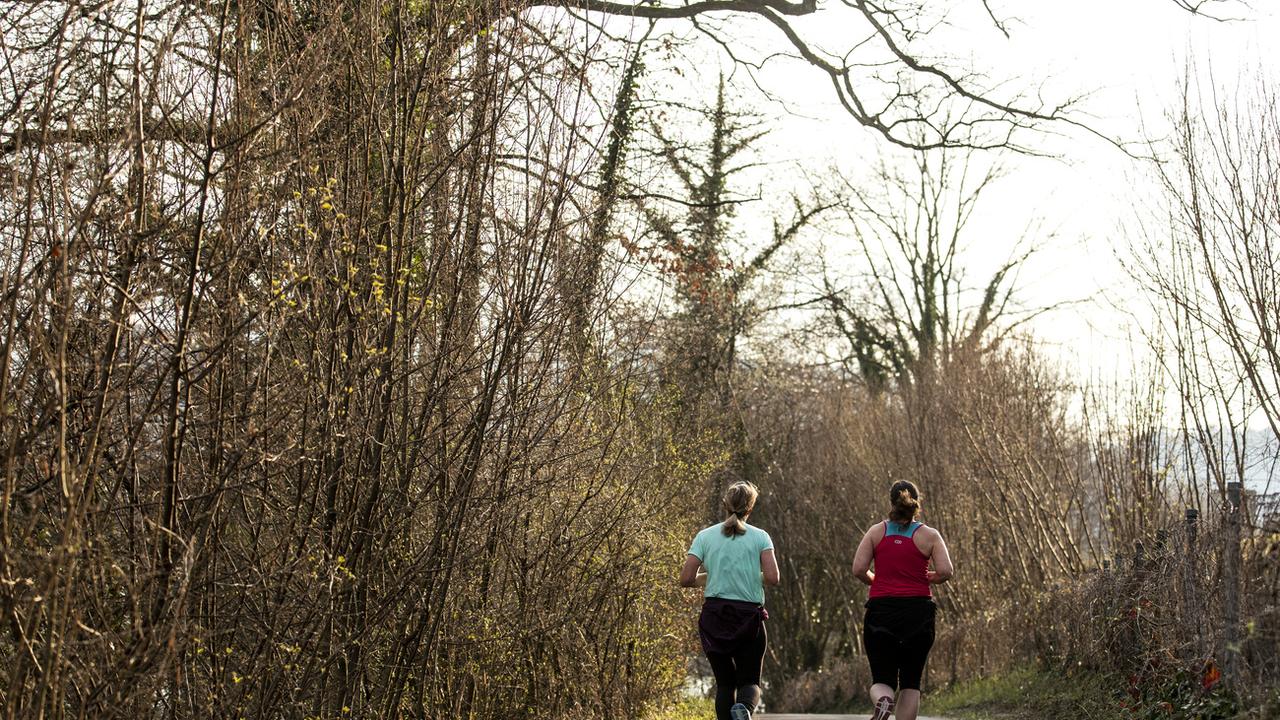 Le jogging est une bonne solution pour faire de l'exercice, comme ces deux femmes dans le canton de Lucerne. [Alexandra Wey]