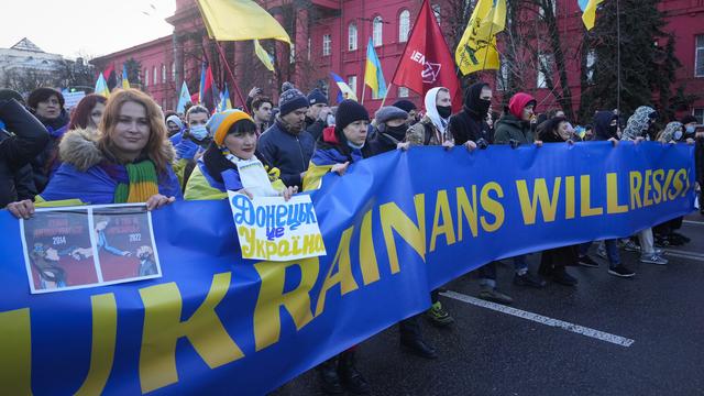 Des Ukrainiens et Ukrainiennes manifestent dans la rue contre l'attitude menaçante de la Russie à l'égard de leur pays. [AP/Keystone - Efrem Lukatsky]