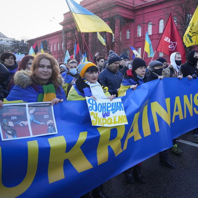 Des Ukrainiens et Ukrainiennes manifestent dans la rue contre l'attitude menaçante de la Russie à l'égard de leur pays. [AP/Keystone - Efrem Lukatsky]