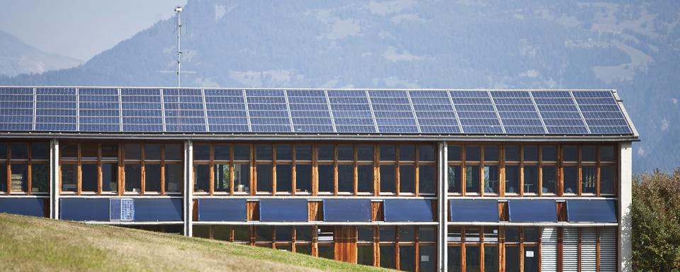 Des panneaux solaires sur une école dans le canton des Grisons, en 2009. Image d'illustration. [KEYSTONE - Gaetan Bally]