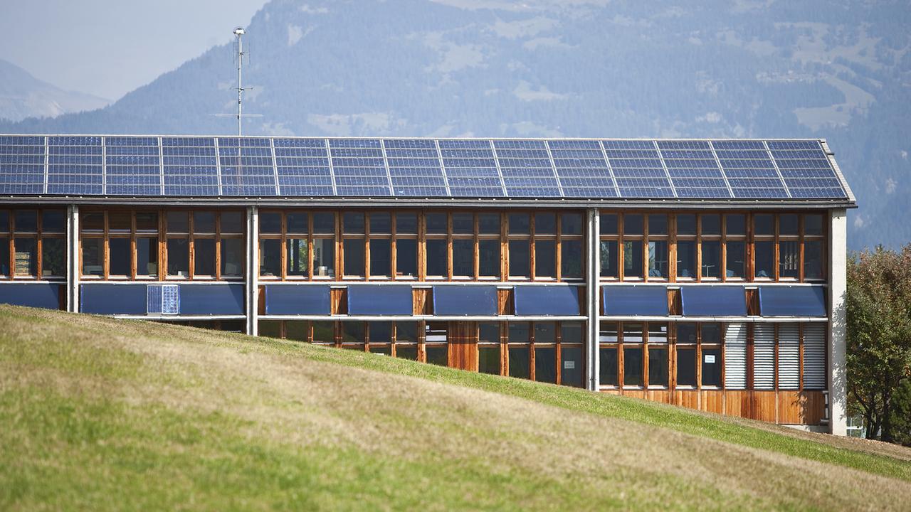 Des panneaux solaires sur une école dans le canton des Grisons, en 2009. Image d'illustration. [KEYSTONE - Gaetan Bally]