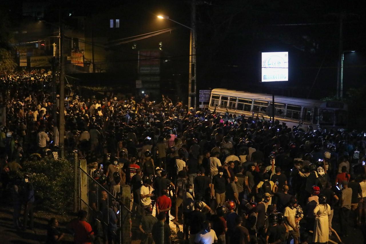 La foule des manifestants, la nuit du 31 mars au 1er avril dans les rues de Colombo au Sri Lanka. [EPA/Keystone - Chamila Karunarathne]