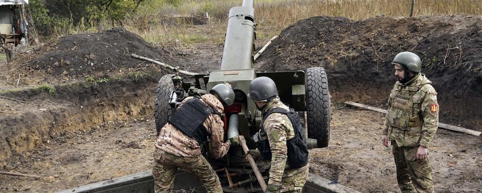 Des soldats ukrainiens sur la ligne de front près de Kharkiv l 5 octobre 2022. [Keystone - AP Photo/Andrii Marienko]