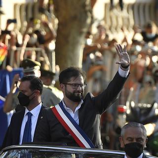 Le nouveau président chilien Gabriel Boric a été officiellement investi vendredi. [Keystone/AP Photo - Matias Delacroix]
