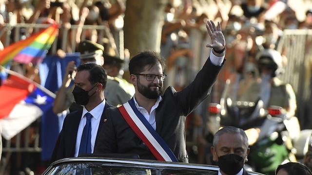 Le nouveau président chilien Gabriel Boric a été officiellement investi vendredi. [Keystone/AP Photo - Matias Delacroix]