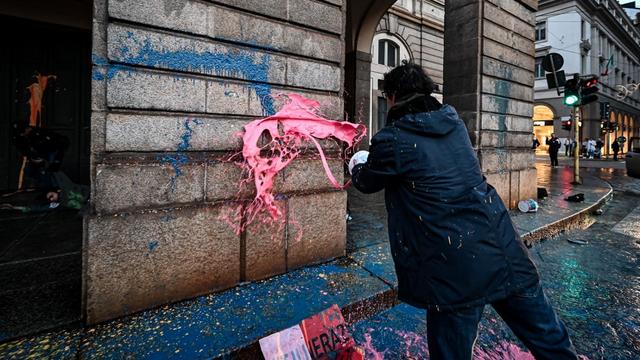 Des militants écologistes aspergent de peinture la Scala de Milan [AFP - Piero CRUCIATTI]