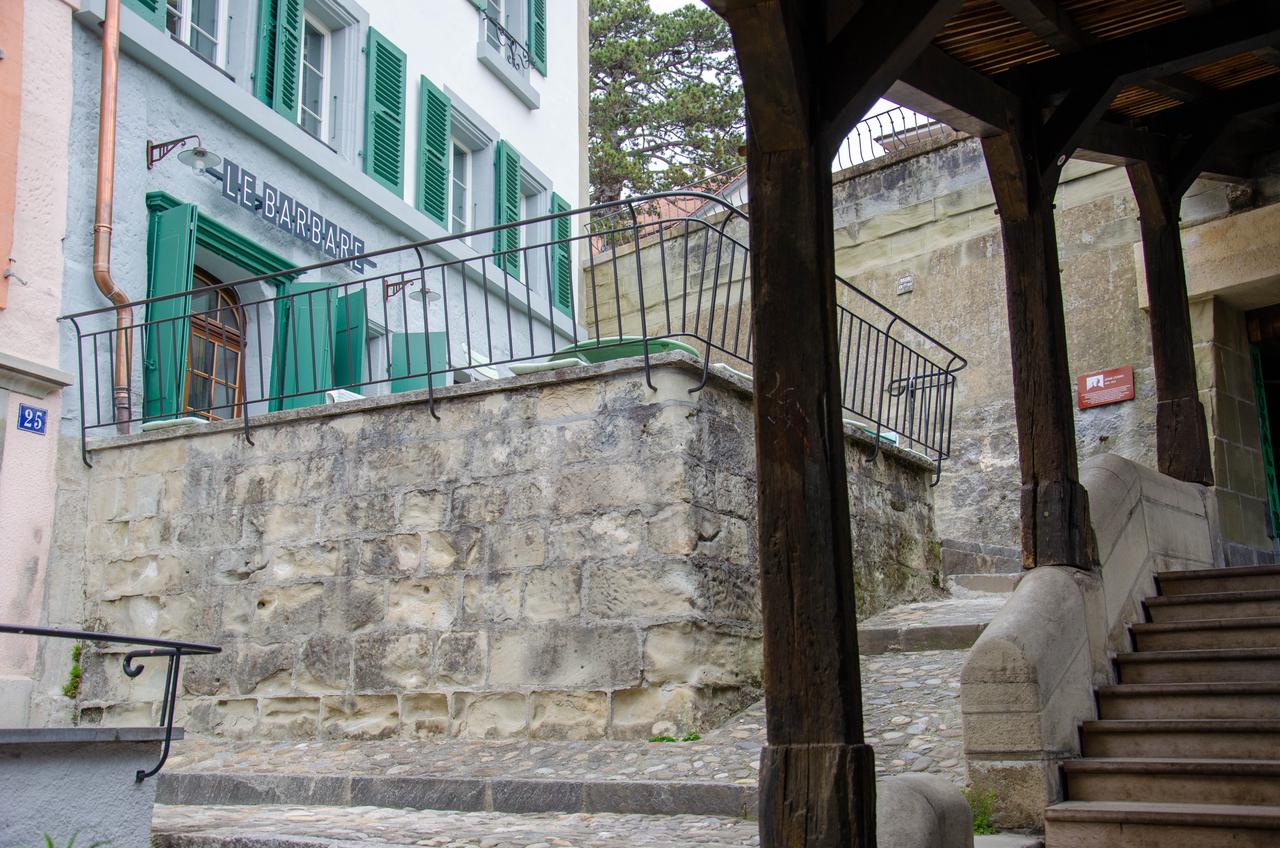 La plaque en l'honneur d'Anne Cuneo se situe entre la terrasse du café Le Barbare et les Escaliers du Marché à Lausanne. [Ville de Lausanne - Mathilde Imesch]