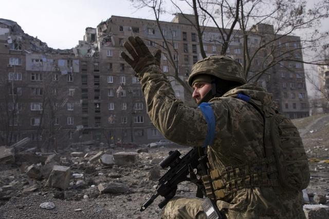 Un soldat ukrainien dans les ruines de Marioupol. [Keystone - Mstyslav Chernov]