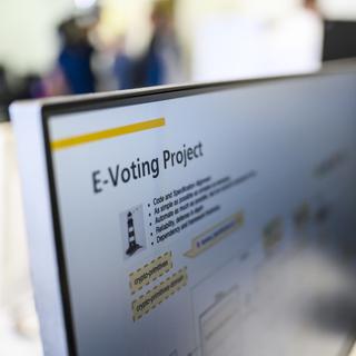 Des ingénieurs de la Poste développent un nouveau système de vote électronique (E-Voting Project). [KEYSTONE - Jean-Christophe Bott]
