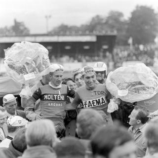 Eddy Merckx (à droite) et Gianni Motta (à gauche), Tour de Romandie 1968 [Keystone]