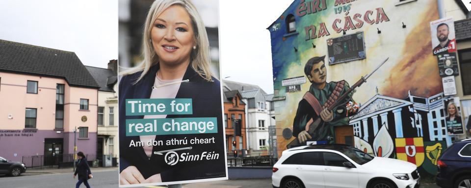 Une affiche du Sinn Fein dans l'ouest de Belfast. [AP/Keystone - Peter Morrison]