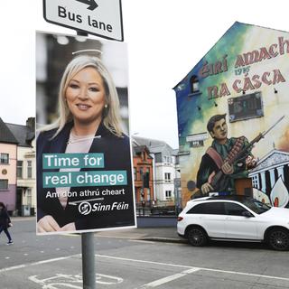 Une affiche du Sinn Fein dans l'ouest de Belfast. [AP/Keystone - Peter Morrison]