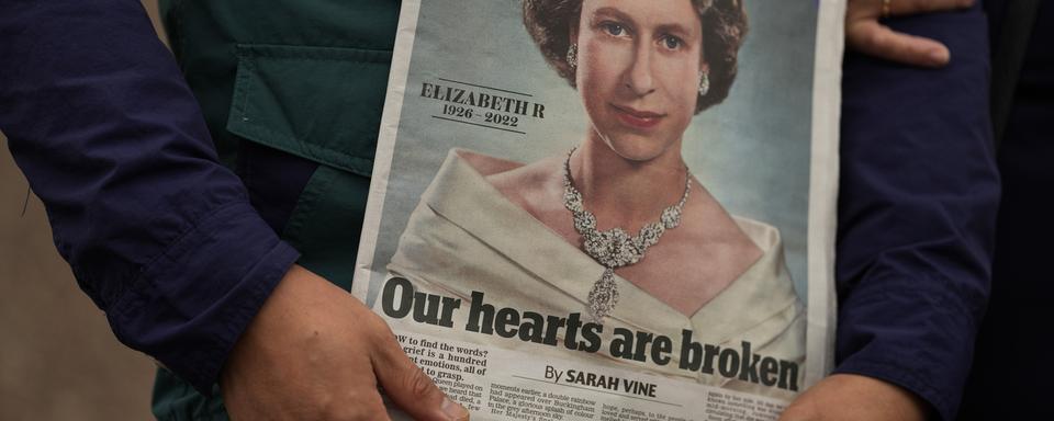 La Une d'un journal britannique après l'annonce du décès de la reine Elizabeth II. [AP/Keystone - Frank Augstein]