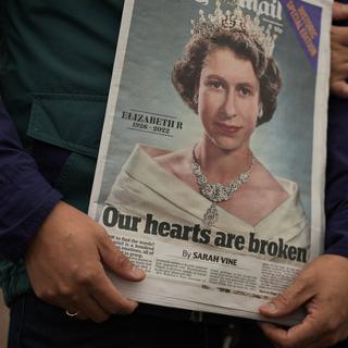 La Une d'un journal britannique après l'annonce du décès de la reine Elizabeth II. [AP/Keystone - Frank Augstein]