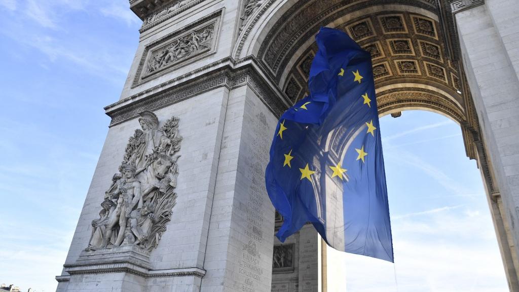 Le drapeau européen sous l'Arc de Triomphe à Paris pour la présidence française de l'UE. [afp - Alain Jocard]
