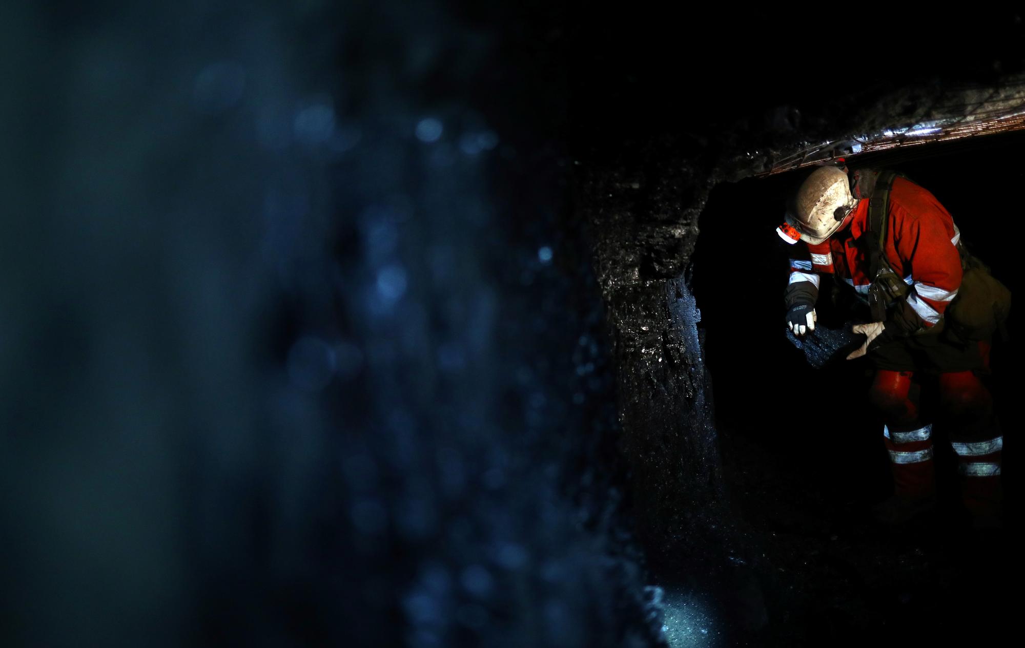 Un mineur dans une mine de charbon au Svalbard. [Reuters - Hannah McKay]