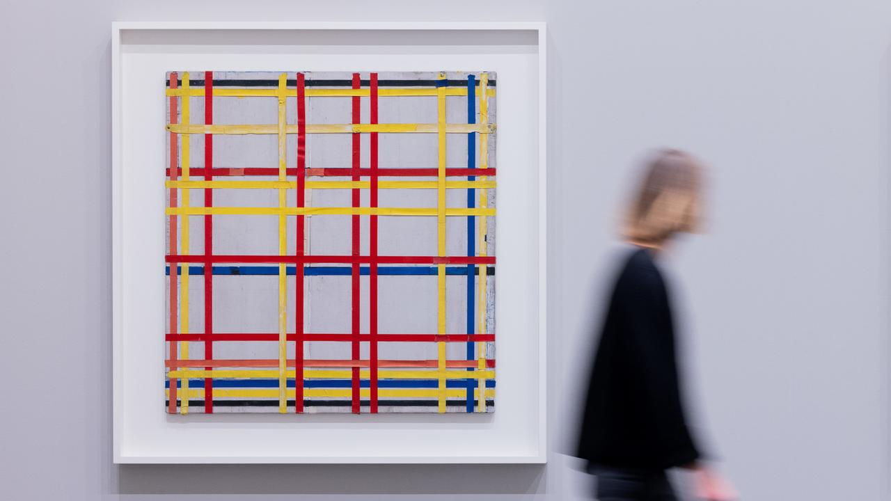 Le tableau "New York City I" (1941) de Piet Mondrian est présenté dans l'exposition "Mondrian. Evolution" à la collection d'art de Rhénanie du Nord-Westphalie, à Düsseldorf, à l'occasion du 150e anniversaire du peintre néerlandais. [KEYSTONE - Rolf Vennenbernd / dpa-Bildfunk]