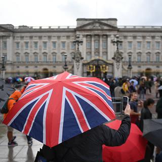 Des Britanniques rassemblés devant le Palais de Buckingham, à Londres le 8 septembre 2022. [Keystone - EPA/NEIL HALL]