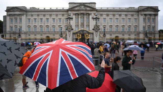 Des Britanniques rassemblés devant le Palais de Buckingham, à Londres le 8 septembre 2022. [Keystone - EPA/NEIL HALL]