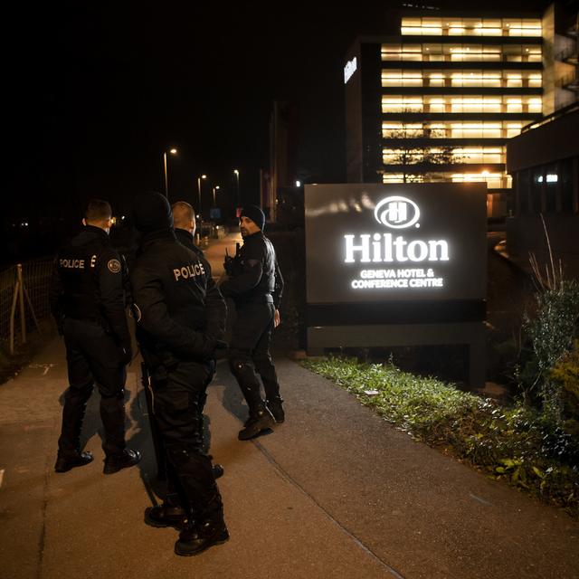 La police patrouille devant l'hôtel Hilton Genève où Eric Zemmour a donné son discours. [Keystone - Jean-Christophe Bott]