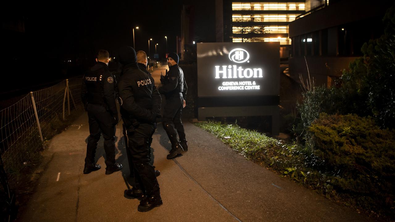 La police patrouille devant l'hôtel Hilton Genève où Eric Zemmour a donné son discours. [Keystone - Jean-Christophe Bott]