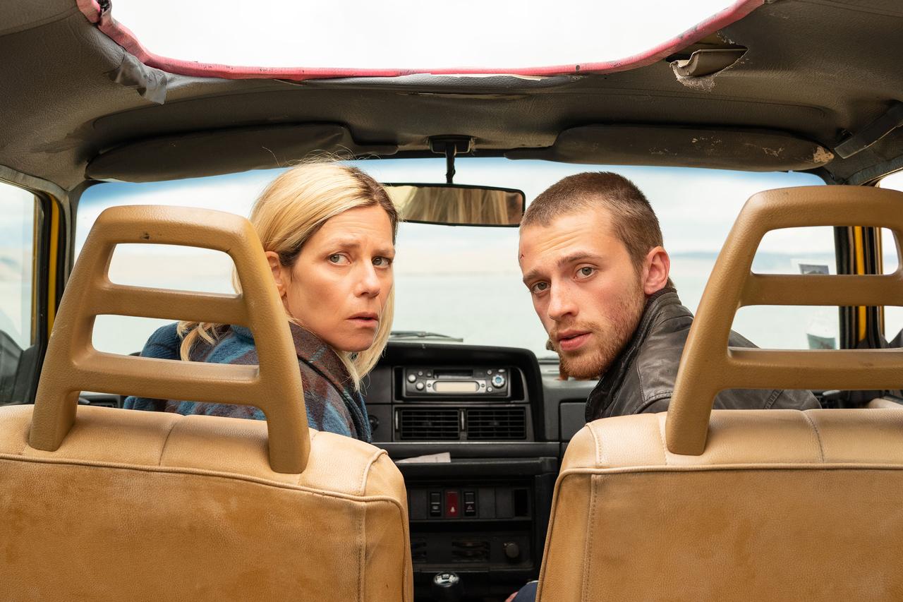 Marina Foïs et Benjamin Voisin dans le film "En roue libre" de Didier Barcelo. [Memento Distribution - Julien Panie]