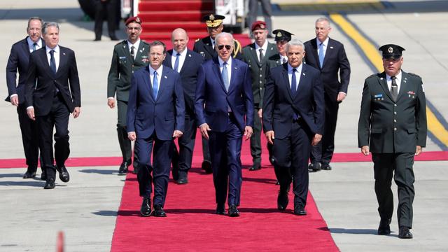 Dès son arrivée en Israël, le président américain Joe Biden a été accueilli par le Premier ministre israélien Yair Lapid et le président Isaac Herzog. [keystone - Abir Sultan]